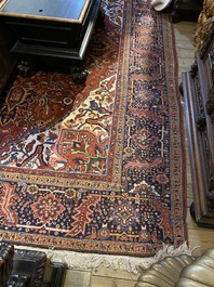 Een groot rechthoekig ornamentaal oosters Heriz tapijt, 1e helft 20e eeuw