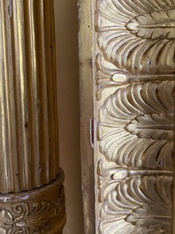 Een indrukwekkende Franse Empire-stijl vergulde houten halspiegel op faux marbre houten voet, 19e eeuw