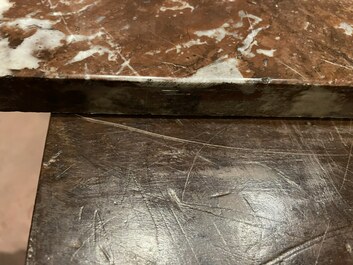 Une commode en placage d'acajou aux montures en bronze dor&eacute; avec le dessus en marbre, France, 18&egrave;me