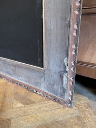 Een fraai gesculpteerde en vergulde houten spiegel, wellicht Itali&euml;, 17/18e eeuw