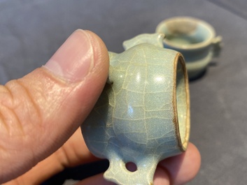 Een paar Chinese Longquan celadon vogelvoederbakjes, Ming