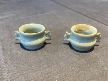 Een paar Chinese Longquan celadon vogelvoederbakjes, Ming