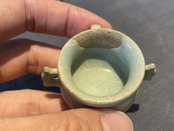 Een paar Chinese Longquan celadon vogelvoederbakjes, Ming