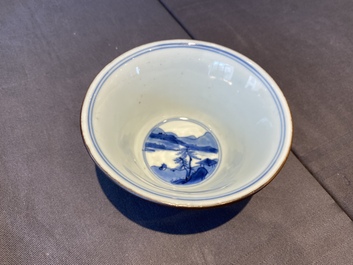 Bol en porcelaine de Chine en bleu et blanc &agrave; d&eacute;cor de p&ecirc;cheurs, marque de Chenghua, Kangxi