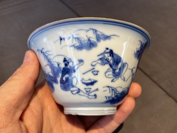 Een Chinese blauw-witte kom met etende vissers, Chenghua merk, Kangxi