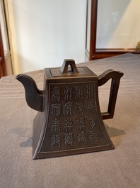 Een Chinese Yixing steengoed theepot met deksel, Wen Ben Cang Hu 問本藏壺 merk, Republiek