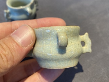 Een paar Chinese Longquan celadon vogelvoederbakjes, Ming