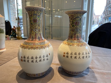 Quatre vases en porcelaine de Chine &agrave; d&eacute;cor de la R&eacute;volution Culturelle figurant des fermiers et des enfants, marque Zhong Guo Jing De Zhen Zhi 中國景德鎮製