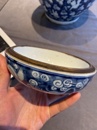 Pot couvert en porcelaine de Chine en bleu et blanc &agrave; d&eacute;cor de grues, 19/20&egrave;me