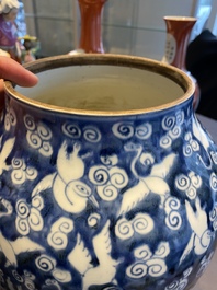 Pot couvert en porcelaine de Chine en bleu et blanc &agrave; d&eacute;cor de grues, 19/20&egrave;me