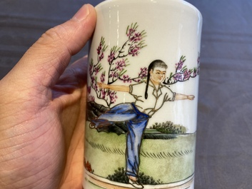 Trois vases en porcelaine de Chine &agrave; d&eacute;cor de la R&eacute;volution Culturelle, un dat&eacute; 1972