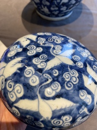 Pot couvert en porcelaine de Chine en bleu et blanc &agrave; d&eacute;cor de grues, 19/20&egrave;me