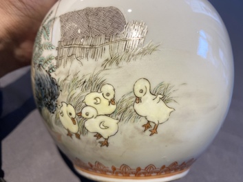 Quatre vases en porcelaine de Chine &agrave; d&eacute;cor de la R&eacute;volution Culturelle figurant des fermiers et des enfants, marque Zhong Guo Jing De Zhen Zhi, 20&egrave;me
