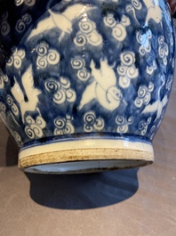 Pot couvert en porcelaine de Chine en bleu et blanc &agrave; d&eacute;cor de grues, 19/20&egrave;me