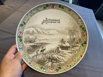 Assiette en porcelaine de Chine famille rose &agrave; d&eacute;cor d'un paysage d'hiver, marque de Qianlong, dat&eacute;e 1957, R&eacute;publique