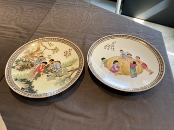 Five Chinese dishes with Cultural Revolution design, signed Wu Kang 吳康, Zhang Wenchao 章文超 and Zhao Huimin 趙惠民, dated 1972 and 1975