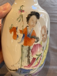 Vase en porcelaine de Chine famille rose &agrave; d&eacute;cor de Shou Lao, marque de Hongxian, 20&egrave;me