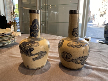 Paire de vases de formes bouteilles en gr&egrave;s &agrave; d&eacute;cor de nuages, Vietnam, 19&egrave;me