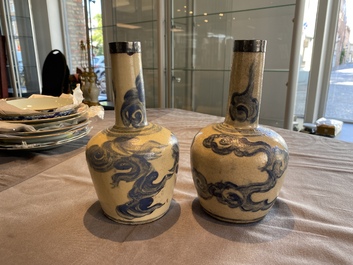 Paire de vases de formes bouteilles en gr&egrave;s &agrave; d&eacute;cor de nuages, Vietnam, 19&egrave;me