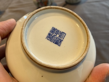 Deux vases et une th&eacute;i&egrave;re 'Wu Shuang Pu' en porcelaine de Chine famille rose, 19/20&egrave;me