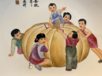 Vijf Chinese schotels met Culturele Revolutie decor, gesigneerd Wu Kang 吳康, Zhang Wenchao 章文超 en Zhao Huimin 趙惠民, gedateerd 1972 en 1975