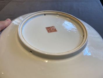 Assiette en porcelaine de Chine famille rose &agrave; d&eacute;cor d'un paysage d'hiver, marque de Qianlong, dat&eacute;e 1957, R&eacute;publique