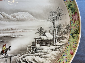 Assiette en porcelaine de Chine famille rose &agrave; d&eacute;cor d'un paysage d'hiver, marque de Qianlong, dat&eacute;e 1957, R&eacute;publique