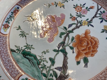 Grand plat en porcelaine de Chine famille rose &agrave; d&eacute;cor floral, Yongzheng