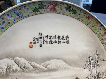 Assiette en porcelaine de Chine famille rose &agrave; d&eacute;cor d'un paysage d'hiver, marque de Qianlong, dat&eacute;e 1957, R&eacute;publique