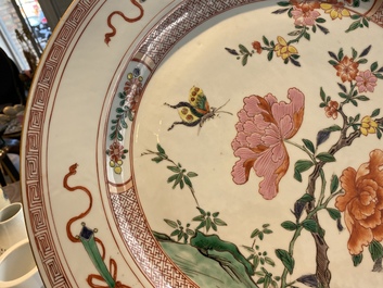 Grand plat en porcelaine de Chine famille rose &agrave; d&eacute;cor floral, Yongzheng