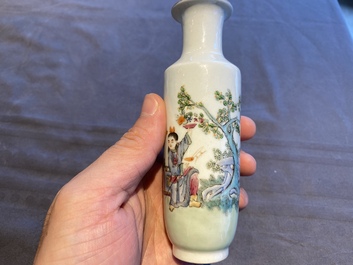 Paire de vases de forme rouleau en porcelaine de Chine famille rose, marque de Qianlong, R&eacute;publique