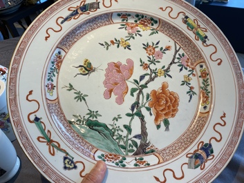 Grand plat en porcelaine de Chine famille rose &agrave; d&eacute;cor floral, Yongzheng