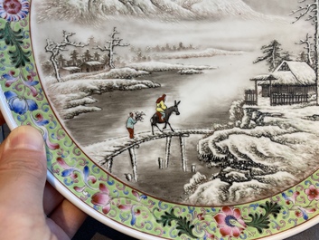 Assiette en porcelaine de Chine famille rose &agrave; d&eacute;cor d'un paysage d'hiver, marque de Qianlong, dat&eacute;e 1957, R&eacute;publique