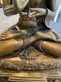 Grand Bouddha sur tr&ocirc;ne en cuivre et laiton, Tibet, probablement 16&egrave;me