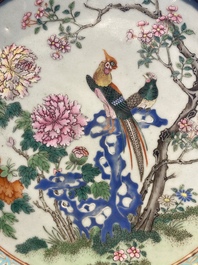 Drie Chinese blauw-witte en famille rose schotels, een theepot, een kom en een zhadou, 18/19e eeuw