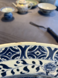 Trois plats, un bol, une th&eacute;i&egrave;re et un zhadou en porcelaine de Chine famille rose et en bleu et blanc,  18/19&egrave;me