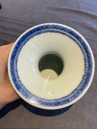 Three Chinese blue, white and famille rose dishes, a bowl, a teapot and a zhadou, 18/19th C.