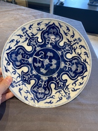 Six pi&egrave;ces en porcelaine de Chine en bleu et blanc, c&eacute;ladon et famille rose, 19/20&egrave;me