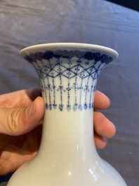 Vase 'Wang Bu' en porcelaine de Chine en bleu et blanc, marque de Yongzheng, 20&egrave;me