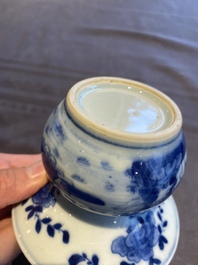 Drie Chinese blauw-witte en famille rose schotels, een theepot, een kom en een zhadou, 18/19e eeuw