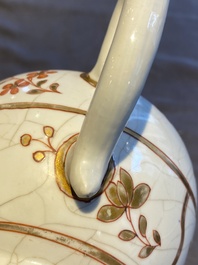 Three Chinese blue, white and famille rose dishes, a bowl, a teapot and a zhadou, 18/19th C.