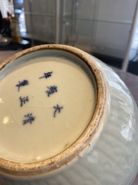 Six pi&egrave;ces en porcelaine de Chine en bleu et blanc, c&eacute;ladon et famille rose, 19/20&egrave;me