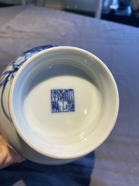 Vase 'Wang Bu' en porcelaine de Chine en bleu et blanc, marque de Yongzheng, 20&egrave;me