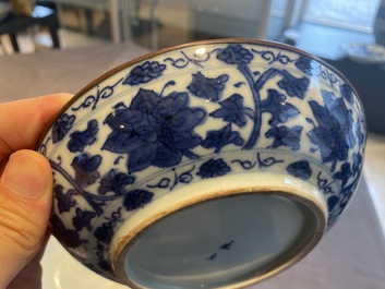 Paire d'assiettes en porcelaine de Chine 'Bleu de Hue' pour le Vietnam, marque Ngoạn ngọc 玩玉, 19&egrave;me