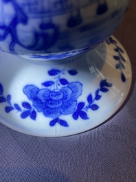 Trois plats, un bol, une th&eacute;i&egrave;re et un zhadou en porcelaine de Chine famille rose et en bleu et blanc,  18/19&egrave;me