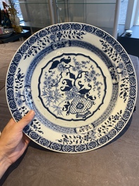 Trois plats, un bol, une th&eacute;i&egrave;re et un zhadou en porcelaine de Chine famille rose et en bleu et blanc,  18/19&egrave;me