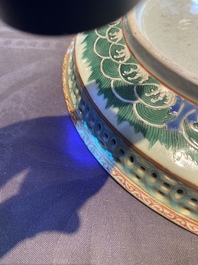 Trois plats, un bol, une th&eacute;i&egrave;re et un zhadou en porcelaine de Chine famille rose et en bleu et blanc,  18/19&egrave;me