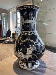 Een Chinese famille noire vaas met grisaille en ijzerrood decor, 19e eeuw