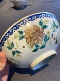 Three Chinese blue, white and famille rose dishes, a bowl, a teapot and a zhadou, 18/19th C.