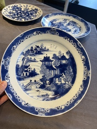 Six pi&egrave;ces en porcelaine de Chine en bleu et blanc, c&eacute;ladon et famille rose, 19/20&egrave;me